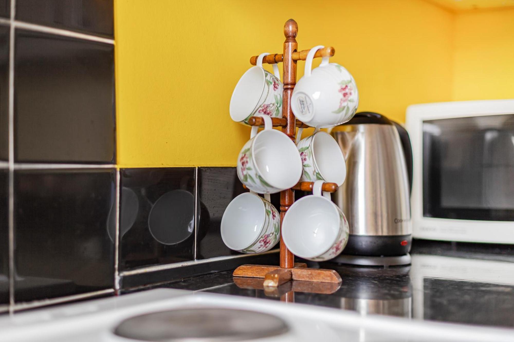 Elegant 1Br Flat With Balcony & City View, Walworth Лондон Экстерьер фото